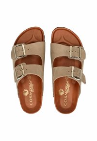 Sandales en suède beige avec deux boucles réglables, design orteils ouverts et semelle intérieure rembourrée marron avec logo embossé.