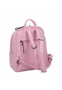 Mochila sintética rosa con correas ajustables, asa superior, bolsillo frontal con cremallera, bolsillo lateral y textura suave.