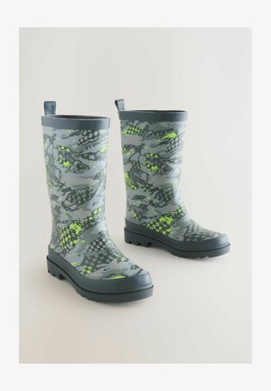 Bocanci din cauciuc impermeabili gri, cu un model de camuflaj în accente de verde și o talpă texturată pentru aderență. Include bucle pentru o îmbrăcare ușoară.