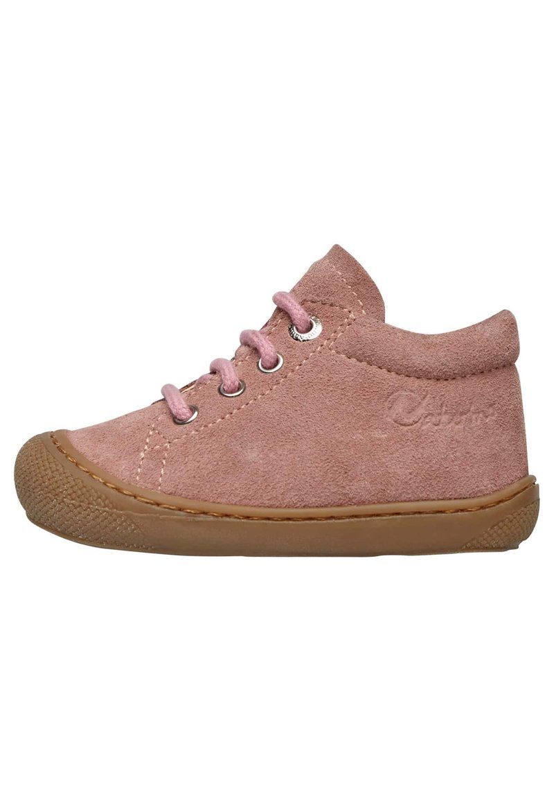 Zapato de ante rosa con punta redondeada, suela de goma y cordones a juego en rosa. Presenta un collar acolchado y costuras laterales texturizadas.
