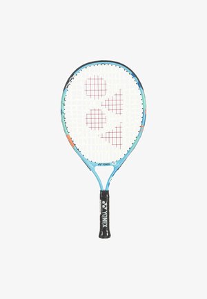 Blauwe en zwarte Yonex-tennisracket met wit en rood snaarmotief tegen een witte achtergrond.