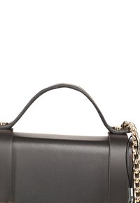 Graue Lederhandtasche mit abgerundetem oberen Griff, goldener Kettenakzent und glatter Textur. Verfügt über ein elegantes, strukturiertes Design.