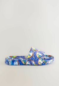 Blå halksandaler med ett livligt mönster av fotbollar och bubblor, tillverkade av slitstarkt syntetmaterial med öppen tådesign och platt sula.