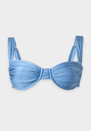 Niebieski marszczony top od bikini z regulowanymi ramiączkami i zebranym detalem na środku na jednolitym tle.