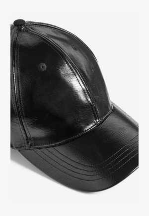 Melna cepure, izgatavota no spīdīga sintētiska materiāla, ar izliekto malu, sešpanelu dizainu un redzamām šuvēm uz kronīša.