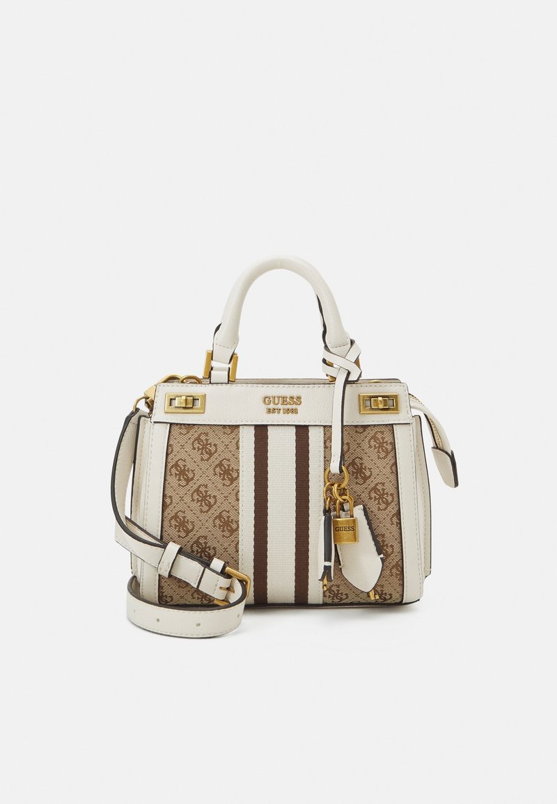 Petit sac à main Guess marron et crème avec motif logo, deux poignées supérieures, rayures à l'avant, ferrures dorées et bandoulière ajustable.