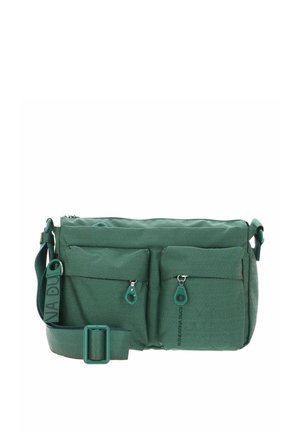 Sac d'épaule en tissu vert avec deux poches frontales zippées, une bandoulière réglable et une surface texturée. Logo présent sur la bandoulière.