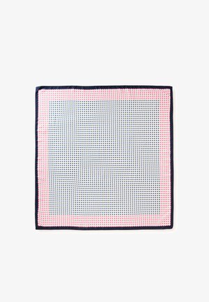 Čtvercový hedvábný šátek s malým námořnicky modrým a červeným kostkovaným vzorem, námořnicky modrým lemem a širším červeným kostkovaným vnějším lemem na bílém pozadí.