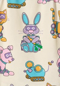 Patroonstof met cartoon dieren: een paarse konijn, een roze hond en een blauwe muis, allemaal in levendige kleuren met digitale schermen en accenten.