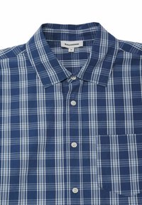 Camicia a maniche corte blu navy a quadretti in cotone, con righe bianche a scacchi, colletto e taschino con chiusura a bottone.