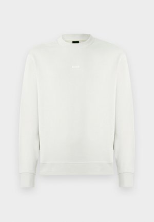 Biała bluza z długim rękawem i okrągłym dekoltem, z prążkowanymi mankietami i dołem, z małym, umieszczonym na środku logo "BOSS" na piersi.