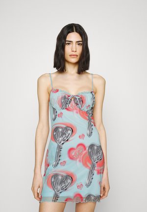 Γαλάζιο φόρεμα με παιχνιδιάρικο σχέδιο καρδιάς και κλειδιού. Διαθέτει λεπτές τιράντες, ριγωτό ντεκολτέ και χαλαρή, ρέουσα σιλουέτα.