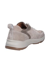 Lichtgrijze suède sneaker met beige accenten, gestreepte panelen en een robuuste witte zool. Voorzien van veters en een lus voor gemakkelijke aan- en uittrekken.