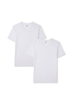 Due magliette semplici bianche a manica corta con scollo a V, taglia XL, disposte in piano su uno sfondo bianco con una leggermente sovrapposta all’altra.