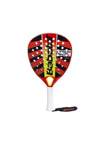 Rød og sort paddelracket med et rundt hoved, tekstureret greb og fremtrædende logo. Har flere huller og et håndledsrem.