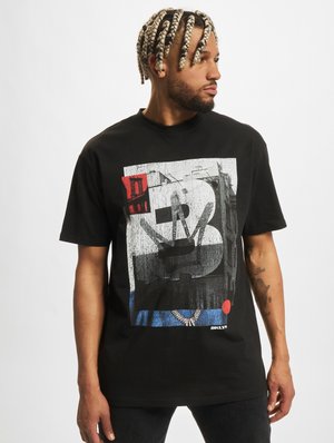 Sort bomulds T-shirt med grafisk tryk, der har et dristigt abstrakt print i rød, hvid og blå. Korte ærmer og rund hals med en afslappet pasform.