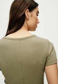 Next SLIM FIT SHORT SLEEVE CREW NECK   - T-shirt - bas - khaki green