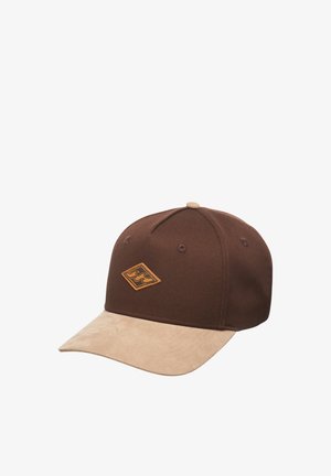 Casquette de baseball marron avec une visière incurvée en suède beige et un petit écusson en forme de losange sur le panneau avant.