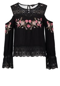 Svart blus med kall axel-design, blommönster i rosa och krämfärgat, spetsdetaljer vid ärmar och fåll, samt knappstängning vid halsen.