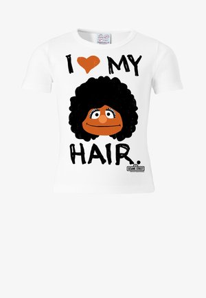 Weißes Baumwoll-T-Shirt mit einer Figur mit schwarzen, lockigen Haaren, orangefarbigen Gesichtszügen und dem in fetten Buchstaben geschriebenen Text "I ♥ MY HAIR."