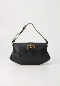 Fekete bőrtáska arany szív alakú kapoccsal, puha textúrával, hajtogatott dizájnnal és levehető pánttal, mely mintás díszítéssel rendelkezik.