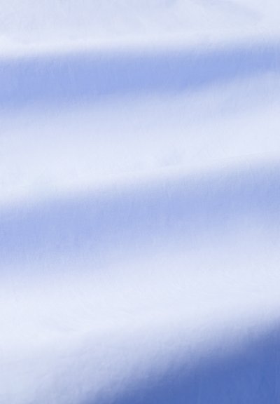 Tessuto azzurro chiaro con una consistenza liscia, che mostra pieghe delicate e una leggera lucentezza, indicando un materiale leggero adatto per abbigliamento o tessuti per la casa.