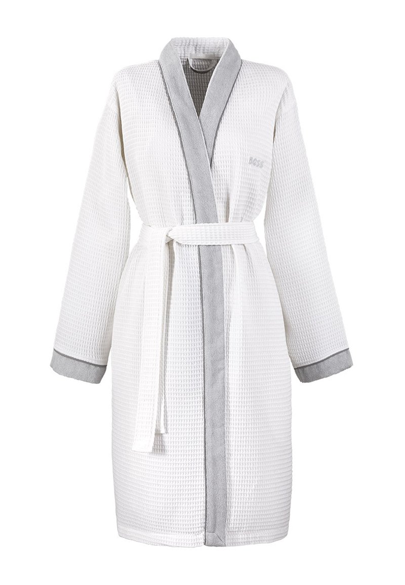 Weißer Bademantel mit Waffelstruktur, einem hellgrauen Kragen und Manschetten, ausgestattet mit einem passenden Gürtel. Der Bademantel hat lange Ärmel und dezente Markenkennzeichnung.