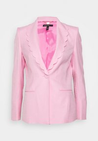 Blazer rosa con colletto ondulato, chiusura a bottone singolo e due tasche frontali. Realizzato in un tessuto testurizzato con una foderatura interna liscia.
