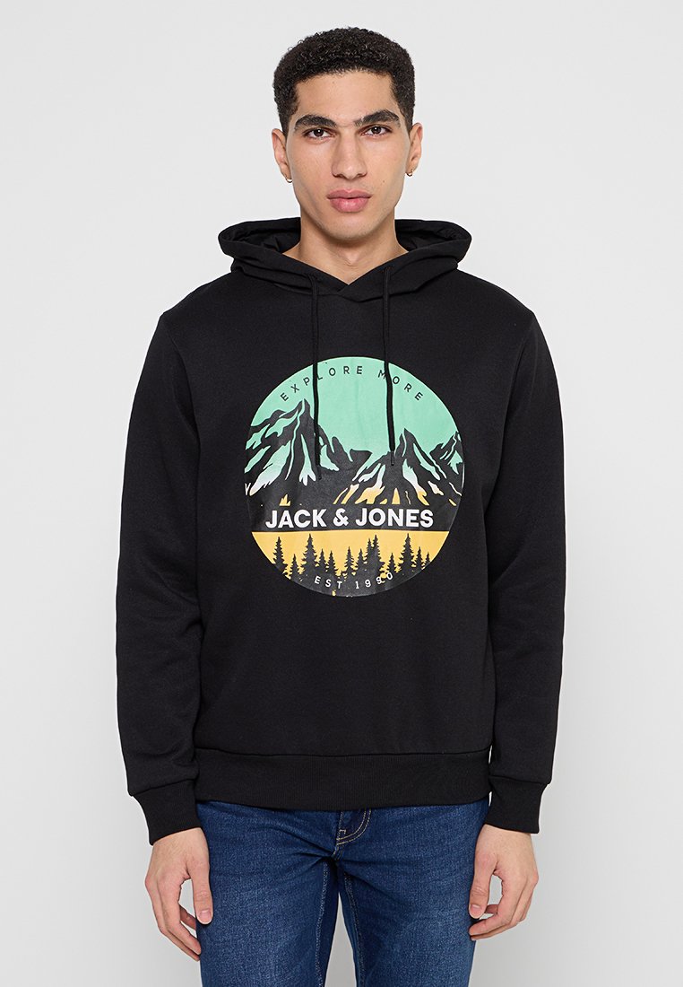 Zwarte hoodie met een grafische print van bergen, bomen en de tekst "JACK & JONES." Zachte stof, capuchon met trekkoord en ribgebreide manchetten.