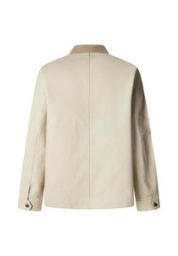 Chaqueta beige de manga larga con un collar marrón, puños abotonados y una costura central en la parte posterior sobre un fondo blanco.