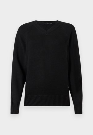 Czarny dzianinowy sweter z dekoltem w serek, długimi rękawami, prążkowanym dołem oraz bocznymi rozporkami. Tekstura jest gładka, a sweter ma lekki wygląd.