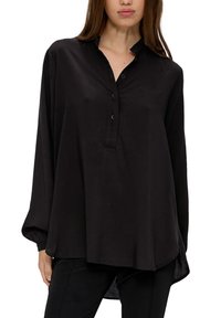 Zwarte lange mouwen shirt met een kraag, knoopsluiting en een ontspannen pasvorm. Gemaakt van zachte stof met een gladde textuur.