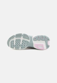 Suela de zapatilla de correr con una base principalmente gris, que presenta acentos rosas, goma texturizada para agarre y patrones acanalados para flexibilidad.