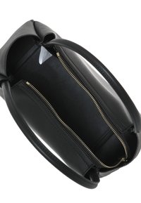 Borsa in pelle nera con due manici arrotondati, apertura superiore con zip che rivela un ampio interno e una piccola etichetta bianca all'interno.