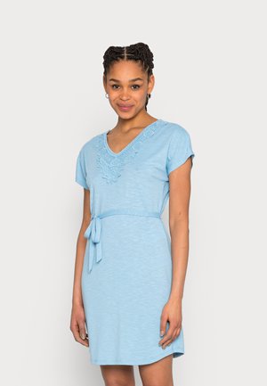 Vestido de manga curta azul claro com decote em V e detalhes em renda, cinto de tecido na cintura e corte solto. Textura macia.