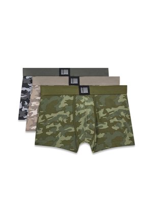 Tres pares de calzoncillos bóxer para hombre con patrones de camuflaje en verde, beige y gris, cada uno con una etiqueta negra de marca en la cintura.