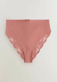Chiloți roz trandafiriu cu talie înaltă, dintr-un material neted și cu margini din dantelă, având un detaliu cu fundă în centrul benzii elastice.