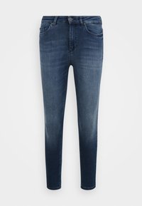 Jeans azul oscuro de denim con corte ajustado, que cuentan con cinco bolsillos y cierre de botón. La superficie tiene un sutil desvanecimiento y una textura suave.