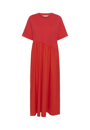 Robe maxi rouge à manches courtes, col rond et couture de taille froncée créant un design asymétrique sur le devant.