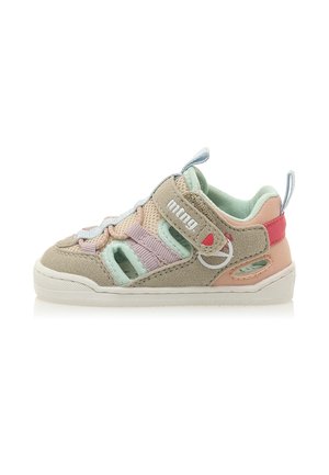 Zapatilla multicolor para niño pequeño con parte superior de ante beige y recortes de malla, forro suave en verde menta y tira ajustable de Velcro.