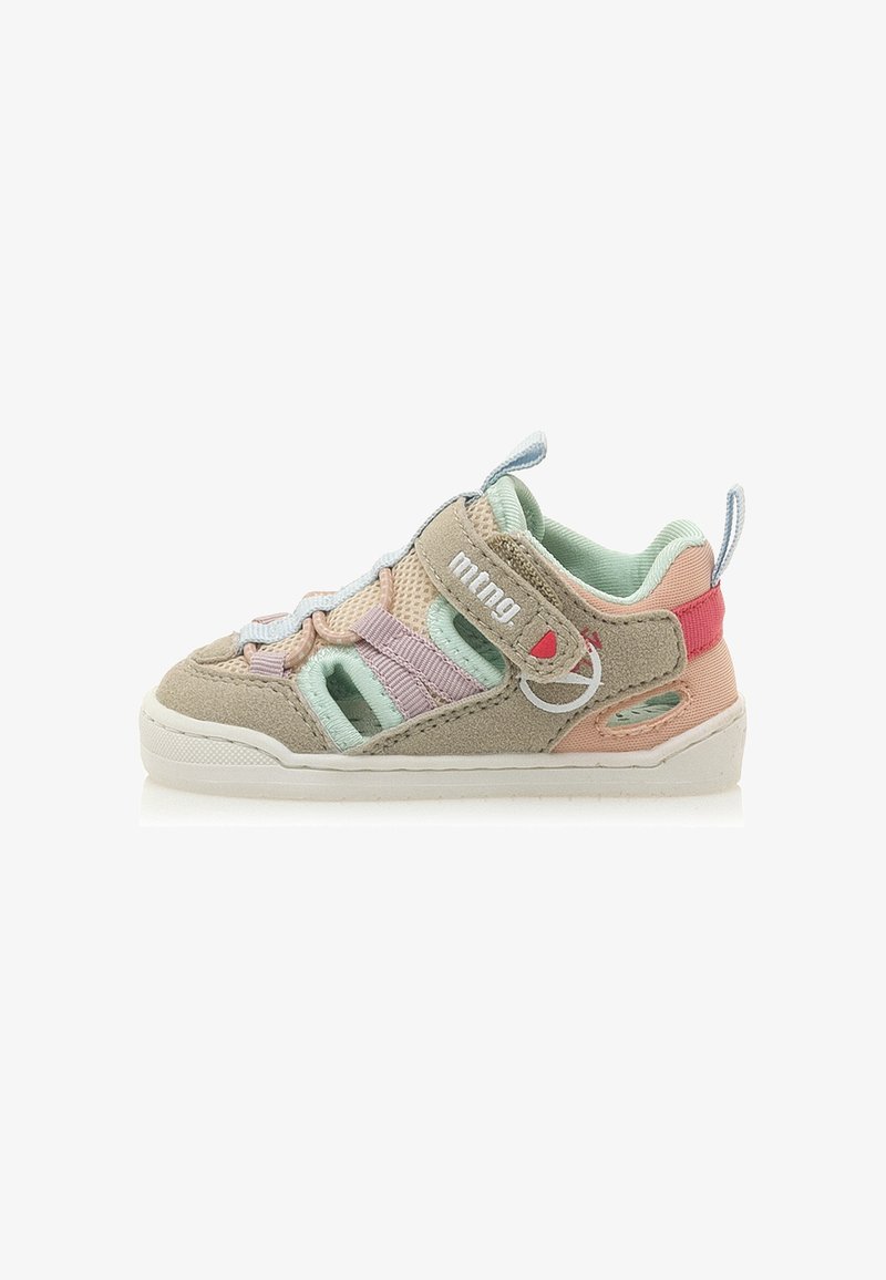 Zapatilla multicolor para niño pequeño con parte superior de ante beige y recortes de malla, forro suave en verde menta y tira ajustable de Velcro.
