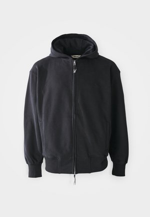 C黑拉兹 zjvlečni huded made of soft, textured fabric. Opremljen s kapuco, stranskimi žepi ter rebrastimi manšetami in robom. Izšita logotip spredaj.