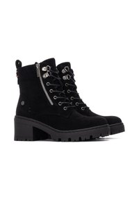 Botas de tobillo de ante negro con una superficie texturizada, que cuentan con un cierre de cordones en la parte delantera, cremallera lateral y un tacón de goma grueso.