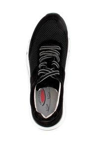 Schwarzer Sportschuh mit Obermaterial aus Mesh und Wildleder, weißer Innenverkleidung, flachen Schnürsenkeln und einer grauen Innensohle mit Bootmotiven in verschiedenen Farben.