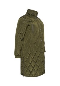 Geacă umplută verde măsliniu, cu guler înalt, butoane cu sârmă, două buzunare cu fermoar și un design de lungime medie. Textură netedă și lucioasă.