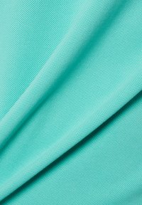 Aquablauwe geweven stof met een textuur en een patroon, met een gladde afwerking en een subtiele glans, gedrapeerd om diepte en dimensie te tonen.