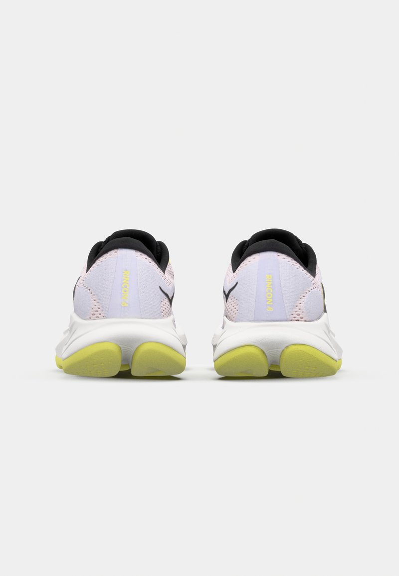 Zapatillas de running ligeras con una parte superior de malla blanca, acentos en rosa y un talón negro. Presentan una suela amarilla con un patrón de agarre texturizado.