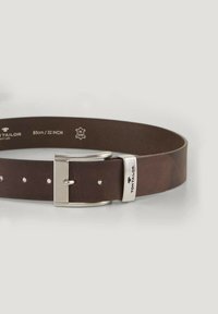 Ceinture en cuir marron avec boucle en métal argenté, dotée de plusieurs trous pour un ajustement ; logo en relief "TOM TAILOR" sur la boucle.