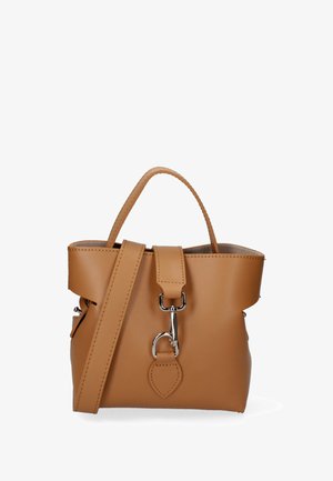 Sac à main synthétique beige avec un design structuré, des poignées supérieures, une bandoulière amovible, des éléments en métal argenté et un détail de fermeture simple.
