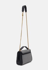 Borsa a scacchi bianco e nero con manico superiore in pelle e tracolla in oro. Forma a scatola con lati strutturati e una trama liscia.
